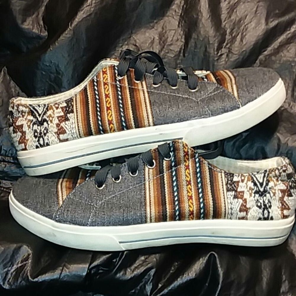 Phuyupata fashion skater shoe sneaker like new